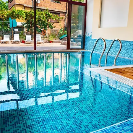 за гост хит хаус и אכסניה *