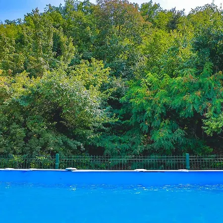 за гост хит хаус и אכסניה בראטיסגובו