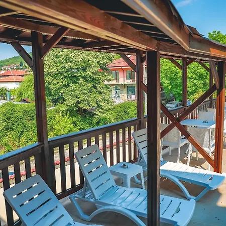 за гост хит хаус и אכסניה *